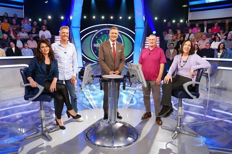 v.li.: Petra Falk (Eisenstadt), Alexander Helm (Wien), Armin Assinger, Karl Nessmann (Latschach in Kärnten), Martina Mondl (Wien). – Bild: ORF/​Stefan Gregorowius