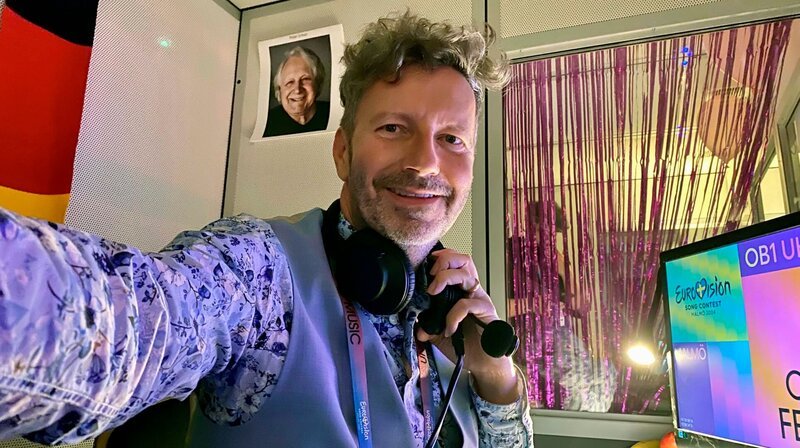 Thorsten Schorn – Thorsten Schorn in der ESC Kommentatorenkabine. – Bild: NDR/​Thorsten Schorn