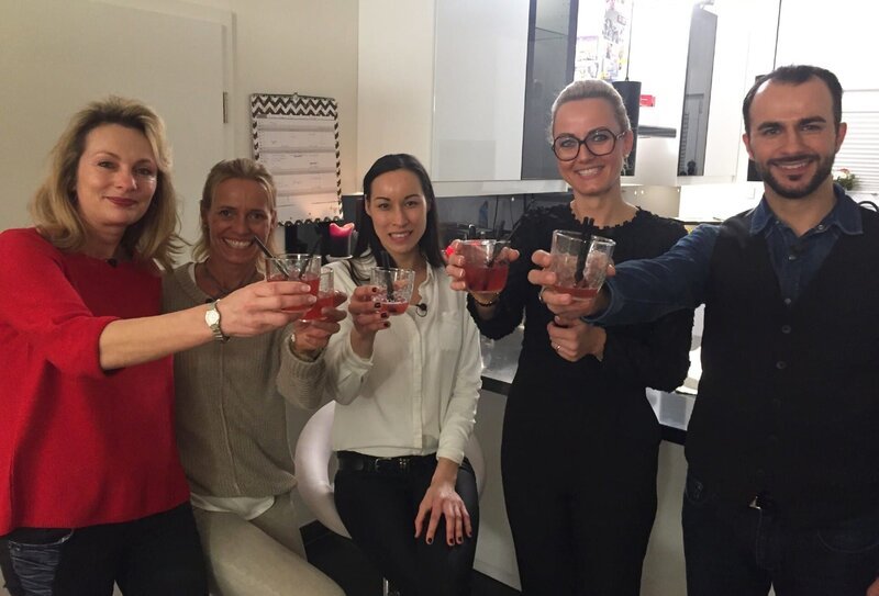 V.l.: Marianne, Claudia, Kerstin, Gastgeberin Maika und Mirco – Bild: MG RTL D /​ ITV Studios