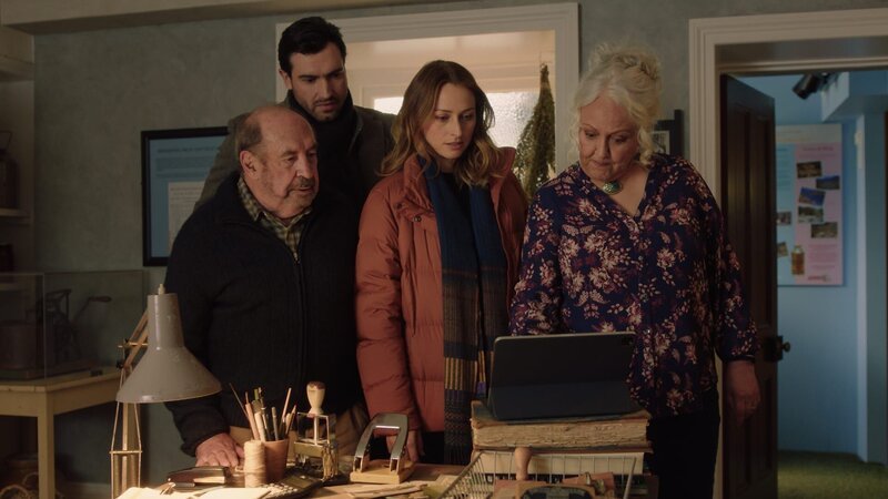 Martyn (Roy Billing, l.) und Janice (Rima Te Wiata, r.) vom Heimatmuseum unterstützen Anais (Chelsie Preston Crayford, 2.v.r.) und Simon (Matt Whelan, 2.v.l.) bei den Ermittlungen. – Bild: ZDF und Drew Sturge
