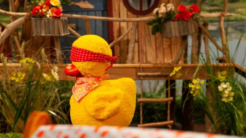 Schnatterinchen darf nicht sehen, wohin die Reise geht. – Bild: rbb/​Christian Merten