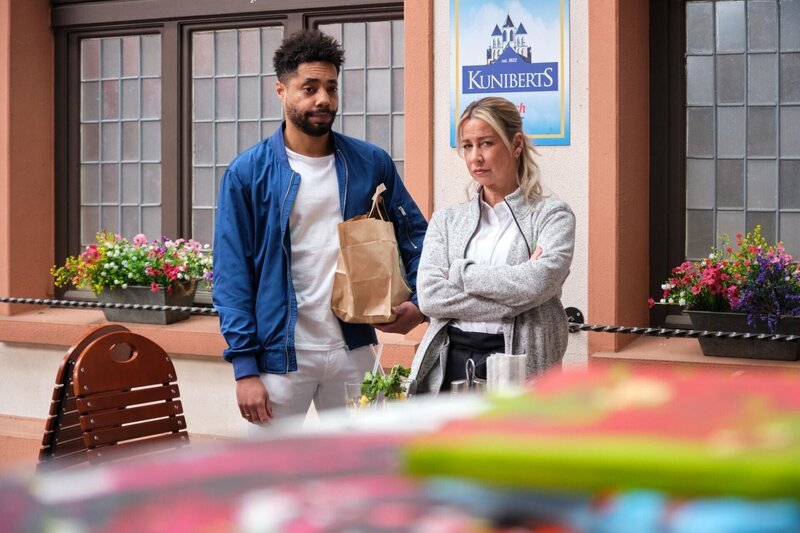 Ute (Isabell Hertel) kommt durch Theo (Julius Dombrink) ins Nachdenken. – Bild: RTL /​ Stefan Behrens /​ Partnerinnen in Crime