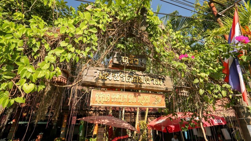 Das „Krua Phech Doi Ngam“ ist ein beliebter Ort für „Nam Prik Noom“, Chiang Mais allgegenwärtigen grünen Chili-Dip. – Bild: ORF/​Warner/​The Travel Channel