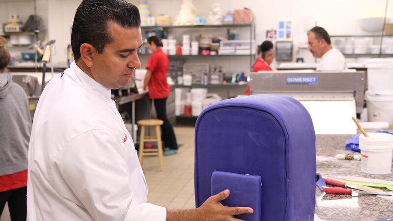 Buddy Valastro works on the back to school cake. – Bild: Discovery Communications
