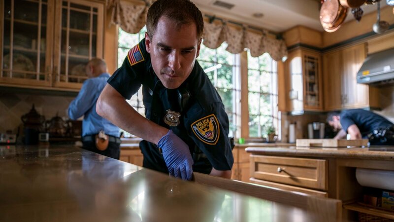 Police officers searching through home of Sherra Wright. – Bild: Discovery Communications, LLC