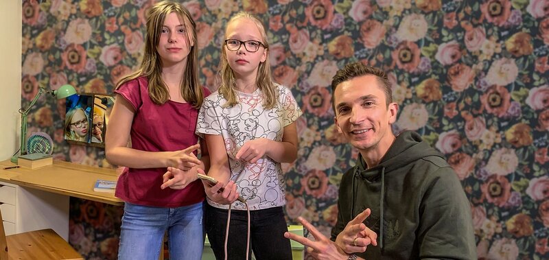 Viele Gehörlose sprechen eine eigene Sprache, die Gebärdensprache. Gelingt es Eric, einen Satz fehlerfrei in Gebärdensprache zu lernen? – Bild: ZDF