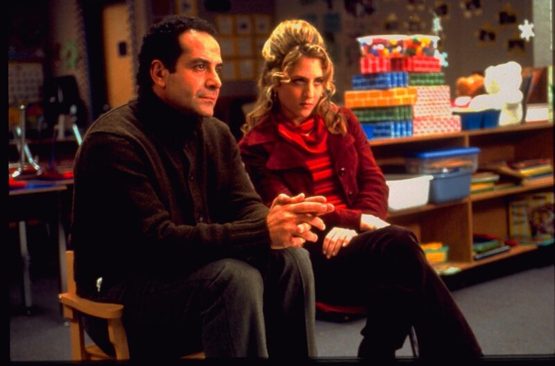 Monk (Tony Shalhoub) muss für seine Ermittlungen in einen Kindergarten. Trotz Unterstützung von Sharona (Bitty Schram) ist dieser Ort für seine Phobien der blanke Horror … – Bild: Turner /​ UNIVERSAL STUDIOS. ALL RIGHTS RESERVED.
