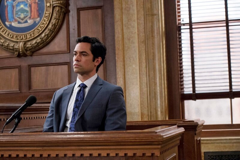 Die Detectives der SVU wittern eine Verschwörung gegen ihren Kollegen, welcher der Vergewaltigung beschuldigt wird. Als wäre das nicht schon genug, wird nun auch noch Detective Nick Amaro (Danny Pino) in den Fall hineingezogen … – Bild: VOX
