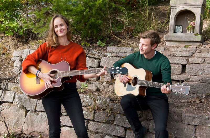 ARD Degeto WENN’S UM LIEBE GEHT, am Freitag (28.06.19) um 20:15 Uhr und um 01:10 Uhr im ERSTEN. Laura (Inez Bjørg David) lässt sich darauf ein, mit Vincent (Maxim Mehmet) für den Contest zu proben. © ARD Degeto/​Marie Wiesler, honorarfrei – Verwendung gemäß der AGB im engen inhaltlichen, redaktionellen Zusammenhang mit genannter Degeto-Sendung und bei Nennung „Bild: ARD Degeto/​Marie Wiesler“ (S2+). ARD Degeto/​Programmplanung und Presse, Tel: 069/​1509⁠–⁠335, degeto-presse@degeto.de – Bild: ARD Degeto/​Marie Wiesler