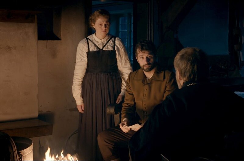 1685 tobt in Frankreich ein Krieg im Namen Gottes. Ludwig XIV. sieht in den Hugenotten eine Bedrohung und lässt sie verfolgen. Das Leben von Suzanne Loyal (Anja Antonowicz), ihrem Mann Abraham (Björn von der Wellen) und ihren Kindern ändert sich von Grund auf. – Bild: Gebrüder Beetz Filmproduktion