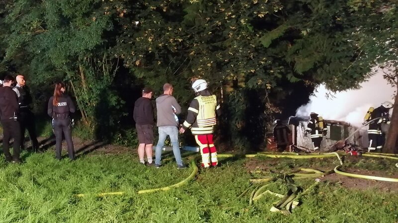 Dramatische Einsatzmeldung für Polizeianwärterin Milena Encarnacao und ihren Ausbilder Dominique Haas in Gießen: Bei einem Großbrand einer Grillhütte im Wald müssen sie die Feuerwehr und Kriminalpolizei unterstützen. – Bild: RTLZWEI