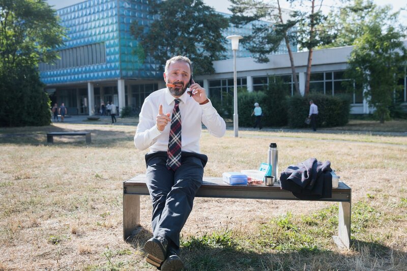 Schulrat Dr. Berger gibt sich gelassen. Er ist überzeugt, dass sein Prestige-Projekt „Schule in Bewegung“ an Einstein ein voller Erfolg wird. – Bild: MDR/​Saxonia Media/​Andreas Wünschirs