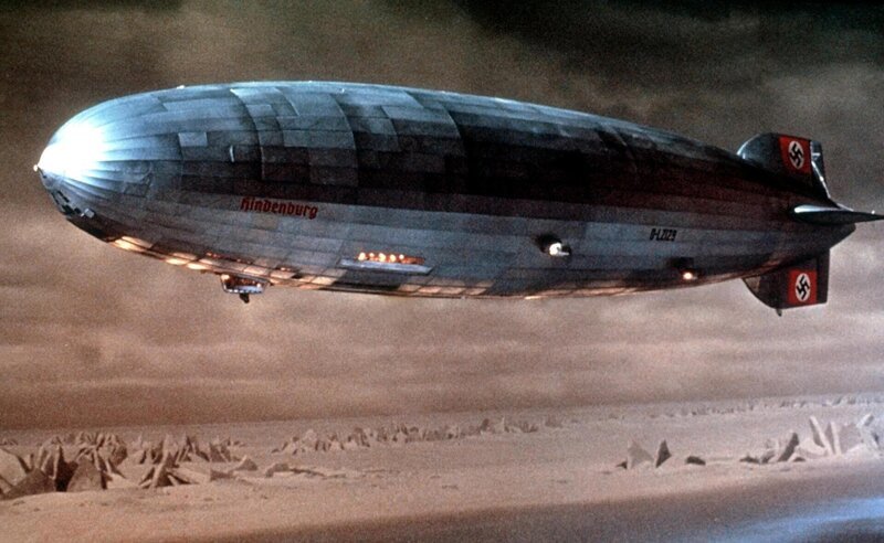 Der Stolz der Zeppelin-Flotte des Nazi-Deutschlands: Die Hindenburg. 96 Passagiere plus Crew überqueren 1937 mit ihr den Atlantik. In New York angekommen, erwartet die Hindenburg ein tragisches Ende durch einen Widerstandskämpfer gegen Hitler. – Bild: Super RTL Der Stolz der Zeppelin-Flotte des Nazi-Deutschlands: Die Hindenburg. 96 Passagiere plus Crew überqueren 1937 mit ihr den Atlantik. In New York angekommen, erwartet die Hindenburg ein tragisches Ende durch einen Widerstandskämpfer gegen Hitler. – Bild: Super RTL