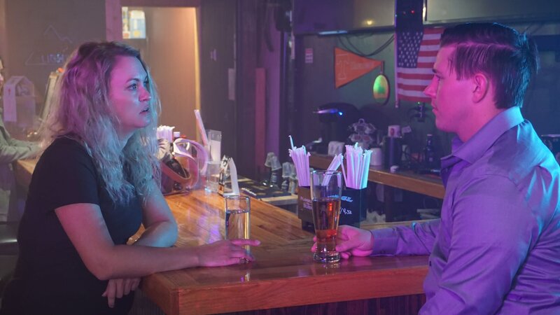 Die Frau schaut besorgt zu dem Mann in der Bar. – Bild: Discovery Communications, LLC