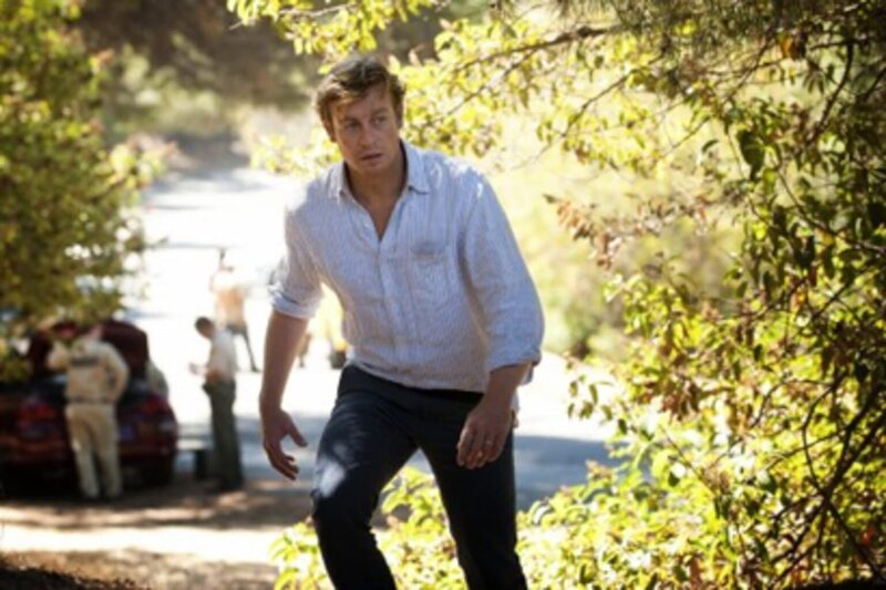 Rückblende: Patrick Jane (Simon Baker) nimmt zum ersten Mal nach der Ermordung seiner Frau und seiner Tochter durch den Serienkiller Red John mit dem CBI Kontakt auf, um mehr über den Red-John-Fall zu erfahren … – Bild: Warner Bros. Television Lizenzbild frei