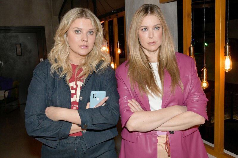 ACHTUNG SPERRFRIST! Die Veröffentlichung dieses Motives ist für alle ONLINE-MEDIEN (außer Programm-Presse) erst ab dem 06.05.2025 frei. Alicia (Josefin Bressel, l.) und Jessica (Nina Ensmann) versuchen das Shooting von Toni und Erik zu beeinflussen. +++ Die Verwendung des sendungsbezogenen Materials ist nur mit dem Hinweis und Verlinkung auf RTL+ gestattet. – Bild: RTL /​ Rolf Baumgartner