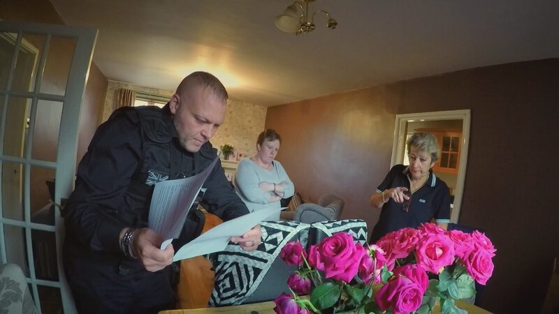 Police officer investigating a house – Bild: TLC (DEUT)