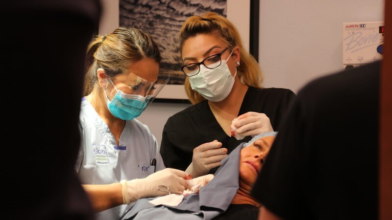 Dr. Lee mid-surgery on Sandra Hampton. – Bild: TLC /​ Discovery Communications