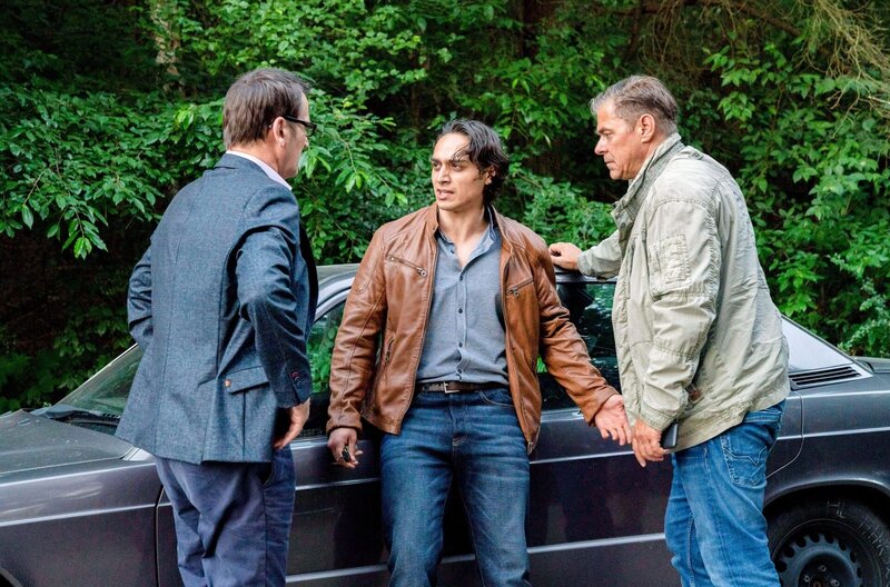 Bei einem Überfall in einem Lübecker Park wird Markus Henn, der mit seinem Pflegekind unterwegs war, schwer verletzt. Er fällt ins Koma. Schnell fällt der Verdacht der Ermittler auf die leibliche Mutter, Mia Watzke. Lars (Ingo Naujoks, l.) und Finn (Sven Martinek, r.) setzen ihren Freund Cem Ergün (Yasin Boynuince, M.) fest. – Bild: ORF/​ONE GATE/​ARD/​Georges Pauly