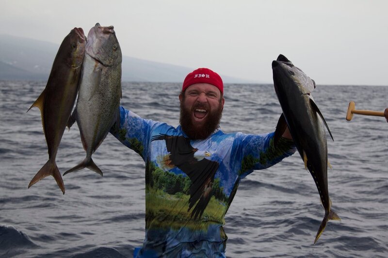 Eric holding up his prizes in Hawaii. – Bild: Discovery Communications, Inc. For Show Promotion Only