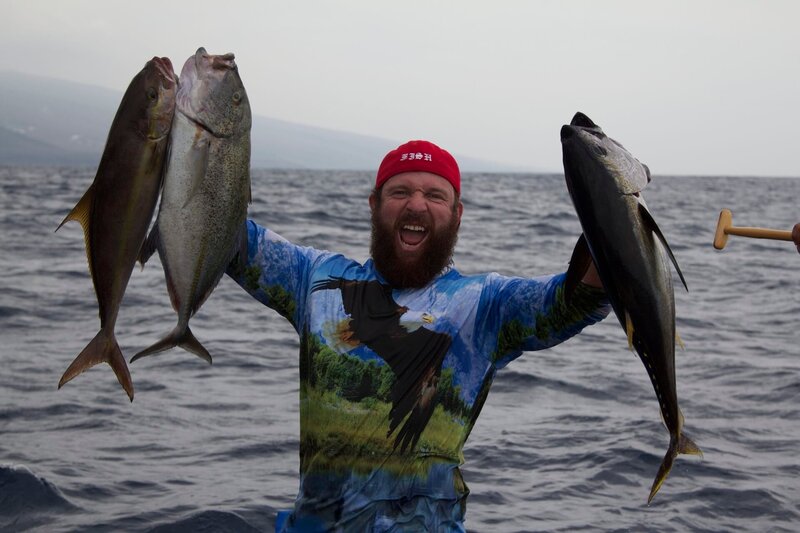 Eric holding up his prizes in Hawaii. – Bild: Discovery Communications, Inc. For Show Promotion Only