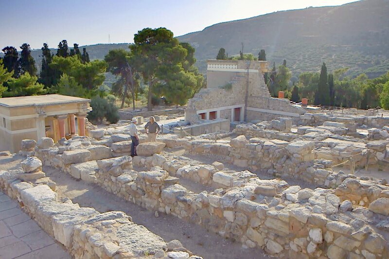 Der belgische Archäologe Jan Driessen (li.) und Peter Eeckhout (re.) auf der Ausgrabungsstätte: Arthur Evans hatte hier die Ruinen eines gewaltigen Gebäudes ausgegraben, mit mehreren Hundert Räumen, die auf bis zu fünf Etagen angeordnet waren. – Bild: Tournez S’il Vous Plaît Production