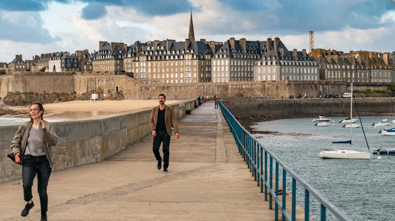 Das Ende der Flucht: Dupin (Pasquale Aleardi) holt die Täterin Lucille (Nadja Becker) ein. – Bild: ARD Degeto/​Wolfgang Ennenbach