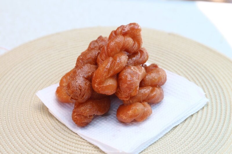 Ein traditionelles südafrikanisches Dessert namens Koeksister. – Bild: ORF/​Warner/​The Travel Channel