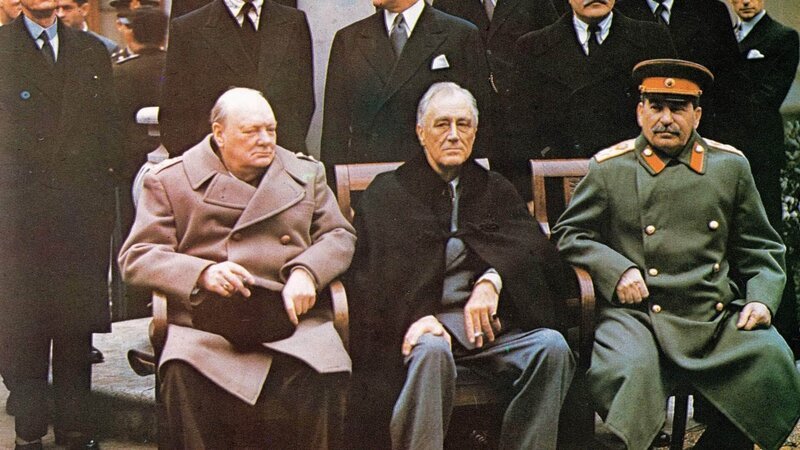 Die Doku zeigt u.a. beeindruckende Bilder vom (v.l.) Britischen Premierminister Winston Churchill, US-Präsident Franklin D. Roosevelt und dem sowjetischen Staats- und Parteichef Josef Stalin. (Foto: Jalta, Februar 1945) – Bild: TVNOW /​ Spiegel TV