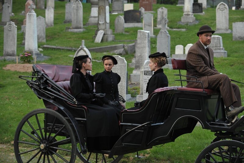 V.l.: Emma Borden (Clea DuVall), Lizzie Borden (Christina Ricci), Rev. Edwin A. Buck (John Maclaren), Alice Russell (Andrea Runge) – Bild: port.hu