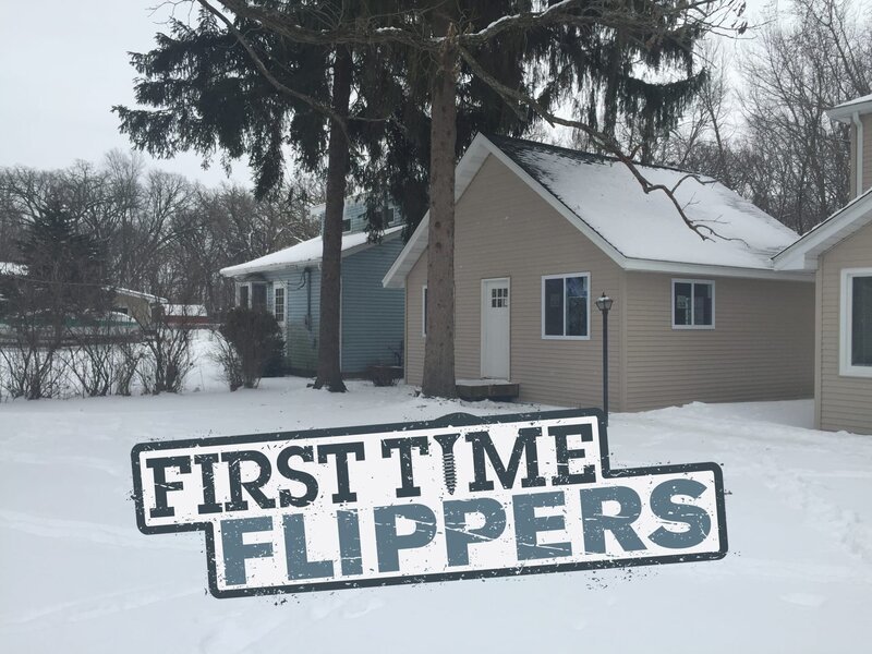 Jean and Elizabeth (not pictured) installed brand new siding on the exterior of the main house and of the cottage. – Bild: DIY Network/​Scripps Networks, LLC. All Rights Reserved