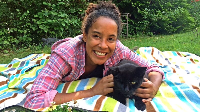 Kater Nicki hat nur noch ein Auge. Das Leben als Freigänger-Katze ist nicht ganz ungefährlich. – Bild: BR/​Text und Bild Medienproduktion GmbH & Co. KG/​Marcella Müller