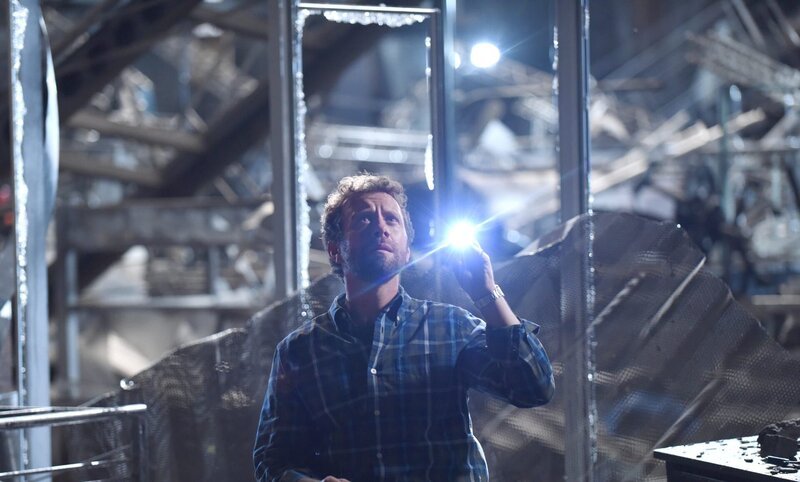 Hodgins (T.J. Thyne) stellt entsetzt fest, welche enormen Schäden der Bombenanschlag auf das Jeffersonian verursacht hat. – Bild: Fox and its related entities