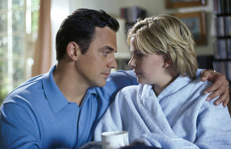 Kurz vor ihrer Hochzeit mit Reginald kommt Carolines (Denise Zich) große Liebe James (Marcus Grüsser) aus Kanada zurück und bringt ihr Leben durcheinander. – Bild: port.hu