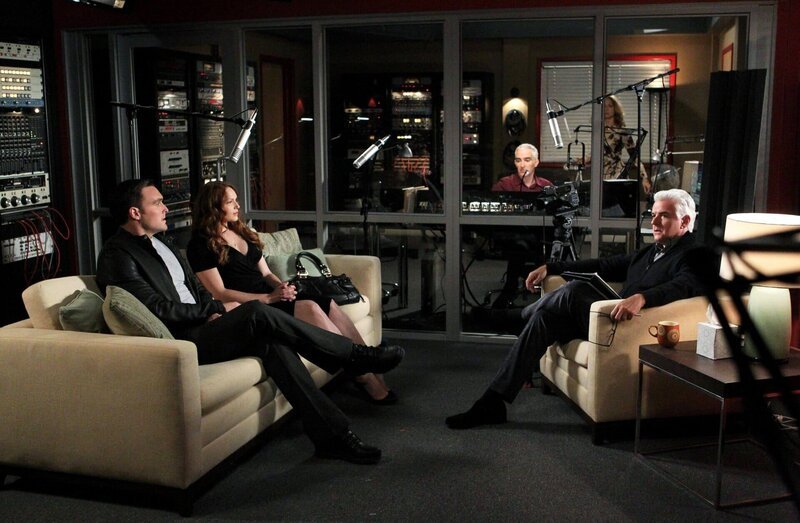 Um einen Mord aufzudecken, gehen Rigsby (Owain Yeoman, l.) und Van Pelt (Amanda Righetti, 2.v.l.) undercover als Paar mit Beziehungsproblemen zu Radio-Liebesdoktor Buddy Hennings (John O’Hurley, r.) … – Bild: Warner Bros. Television