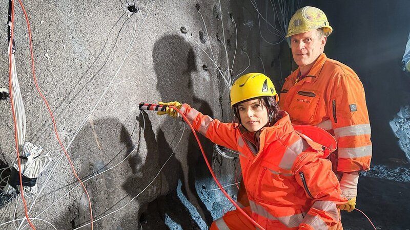 Mona Vetsch bereitet mit Mineur Franz Gössnitzer eine Sprengung im Gotthardtunnel vor. – Bild: SRF /​ SRF