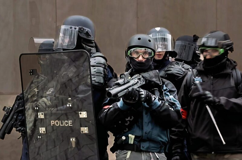 Gelbwestenprotest in Frankreich: Gummigeschoss-Werfer sind auf der gesamten Welt zunehmend das Mittel der Wahl, um Massen unter Kontrolle zu halten. – Bild: Paul Moreira
