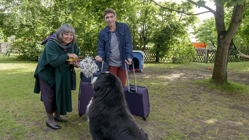 Fritz (Guido Hammesfahr) freut sich, dass Oma Nine (Sema Poyraz) und Keks sich gleich gut verstehen, auch ohne Sprache. – Bild: ZDF/​Antje Dittmann