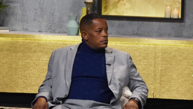 Caesar und Veronica unterhalten sich am Set – Bild: Warner Bros. Discovery, Inc. or its subsidiaries and affiliates.