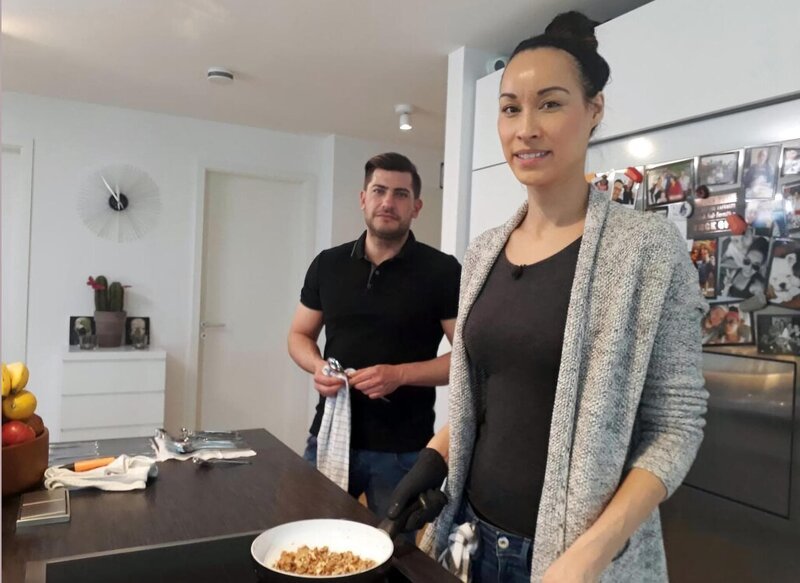 Gastgeberin Kerstin mit Schnibbelhilfe und Nachbar Thomas – Bild: MG RTL D /​ ITV Studios