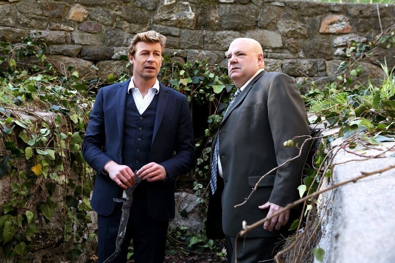 Agent J.J. LaRoche (Pruitt Taylor Vince, r.), der Leiter der Internen Ermittlung des CBI, bittet Patrick (Simon Baker, l.) um Hilfe … – Bild: Warner Bros. Television