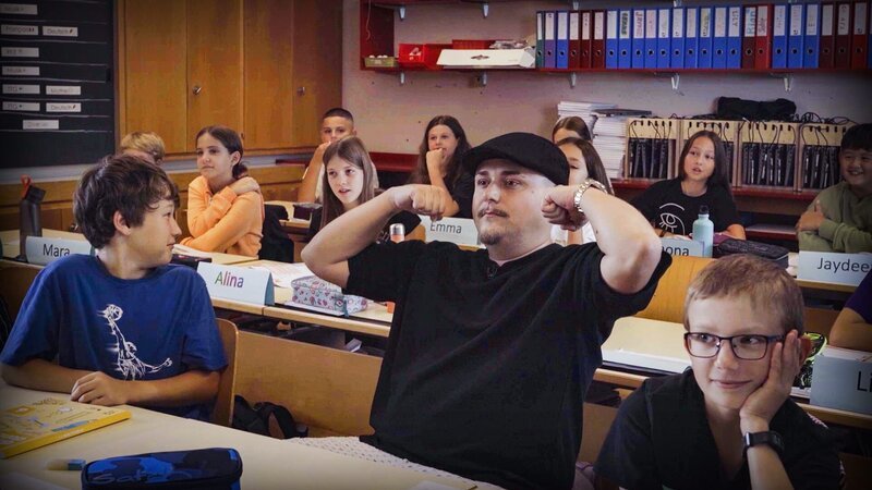 Mission: EAZ Wenn ein Rapper Französischunterricht gibt Staffel 1 Folge 2 Back to school: Rapper EAZ muss sich als Lehrer versuchen. – Bild: SRF
