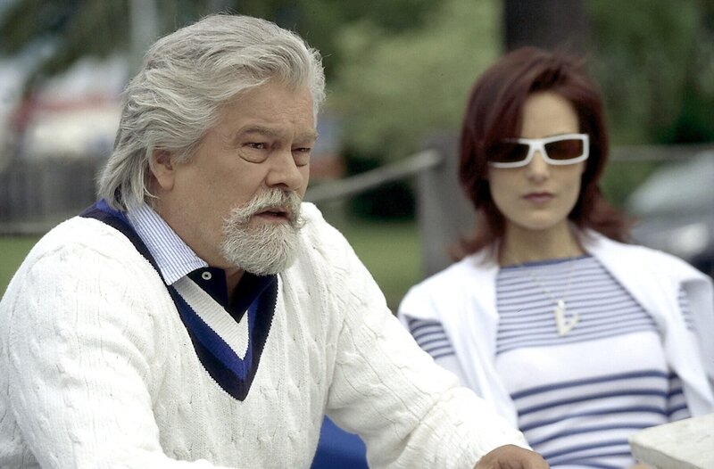 Vivien Marlinger (Lulu Bail) fühlt sich sichtbar unwohl neben ihrem Mann Karl (Wolfram Kunkel), denn sie ahnt, dass der Mordfall auch ihren Seitensprung ans Tageslicht bringen wird. – Bild: ORF/​ZDF/​Christian A. Rieger