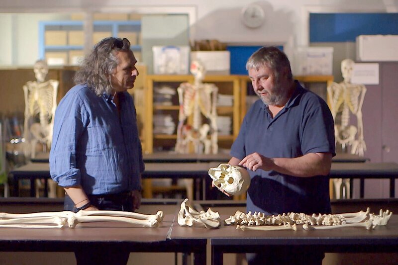 Mike Parker Pearson (re.) erklärt Peter Eeckhout (li.), dass eine neue Technik, mit der die DNA von Dutzenden Skeletten aus dem Neolithikum extrahiert werden konnte, gezeigt hat: Die Erbauer von Stonehenge hatten keine britischen Wurzeln. – Bild: Tournez S’Il Vous Plait Prod.