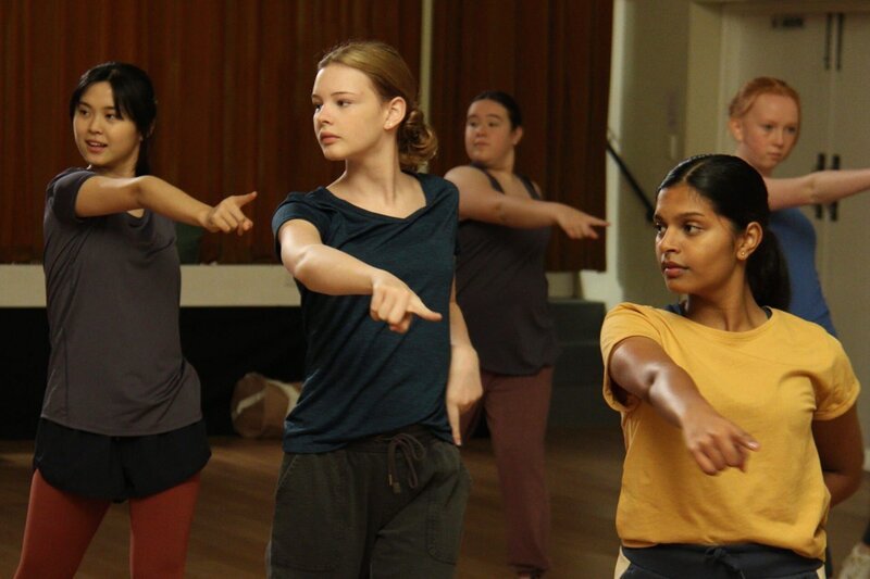In der Tanzstunde üben Olivia (Elena Liu, v. l.), Hannah (Evie MacDonald, v. M.) und Natalie (Nandini Rajagopal, v. r.) eine Choreographie für den bevorstehenden Schulball ein. – Bild: ZDF/​Kirsty Stark