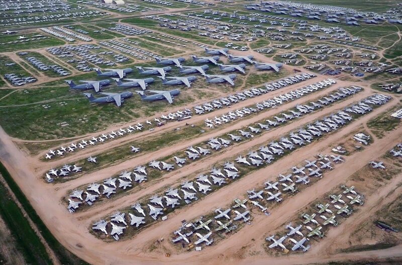 Sie alle können eine Geschichte erzählen, von ihren Reisen oder ihren Militäreinsätzen: Einige Maschinen sind auf dem Flugzeugfriedhof nur zwischengeparkt, andere dienen als Ersatzteillager und wieder anderen droht die Verschrottung. – Bild: US Air Force