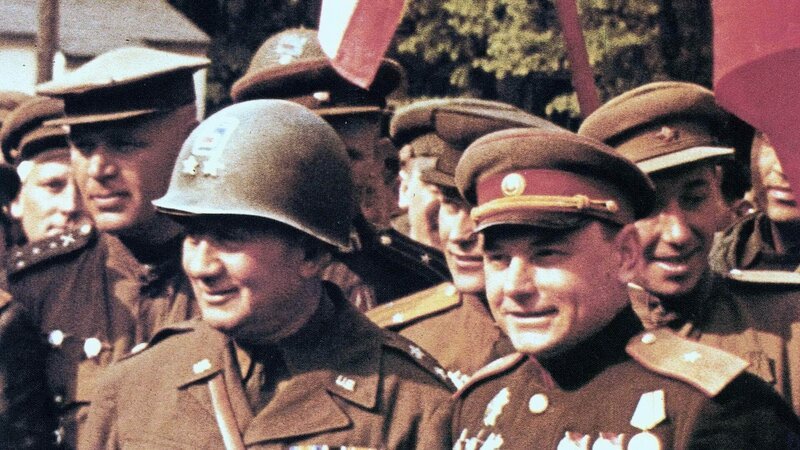 US-General Emil Reinhardt (l.), Kommandeur der 69th Infantry Divsion und Sowjet-General Rusakov beim Treffen der alliierten Truppen bei Torgau am 27.04.1945 – Bild: TVNOW