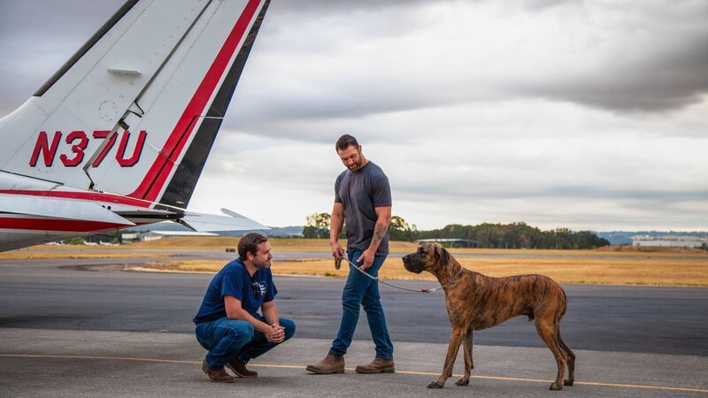 Lee Asher (r.) stellt Sarge Julian Javor (l.) vor. – Bild: Jean Nagy /​ Group Nine Media, Inc. /​ Photobank. /​ Discovery Communications, LLC