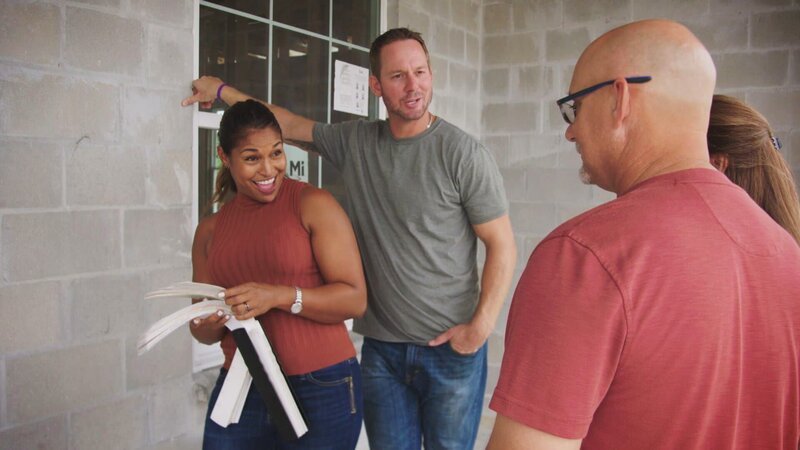 Don und Natalie genießen es, viel Zeit mit ihrer großen Patchwork-Familie zu verbringen – es gibt nur ein Problem: Mit Enkel Nummer Sechs wird ihr altes Haus zu klein. Nach jahrelanger Suche nach dem perfekten Zuhause, das ihren Bedürfnissen entspricht, haben sie schließlich beschlossen, dass der einzige Weg ein Neubau ist. – Bild: HGTV
