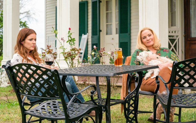 Rose Monreaux (Aubrey Dollar, l.); Margaret Monreaux (Kim Cattrall, r.) – Bild: 2020 Twentieth Century Fox Film Corporation. All rights reserved /​ Skip Bolen Lizenzbild frei